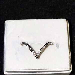 Adjustable 18k white gold plated V shape ring